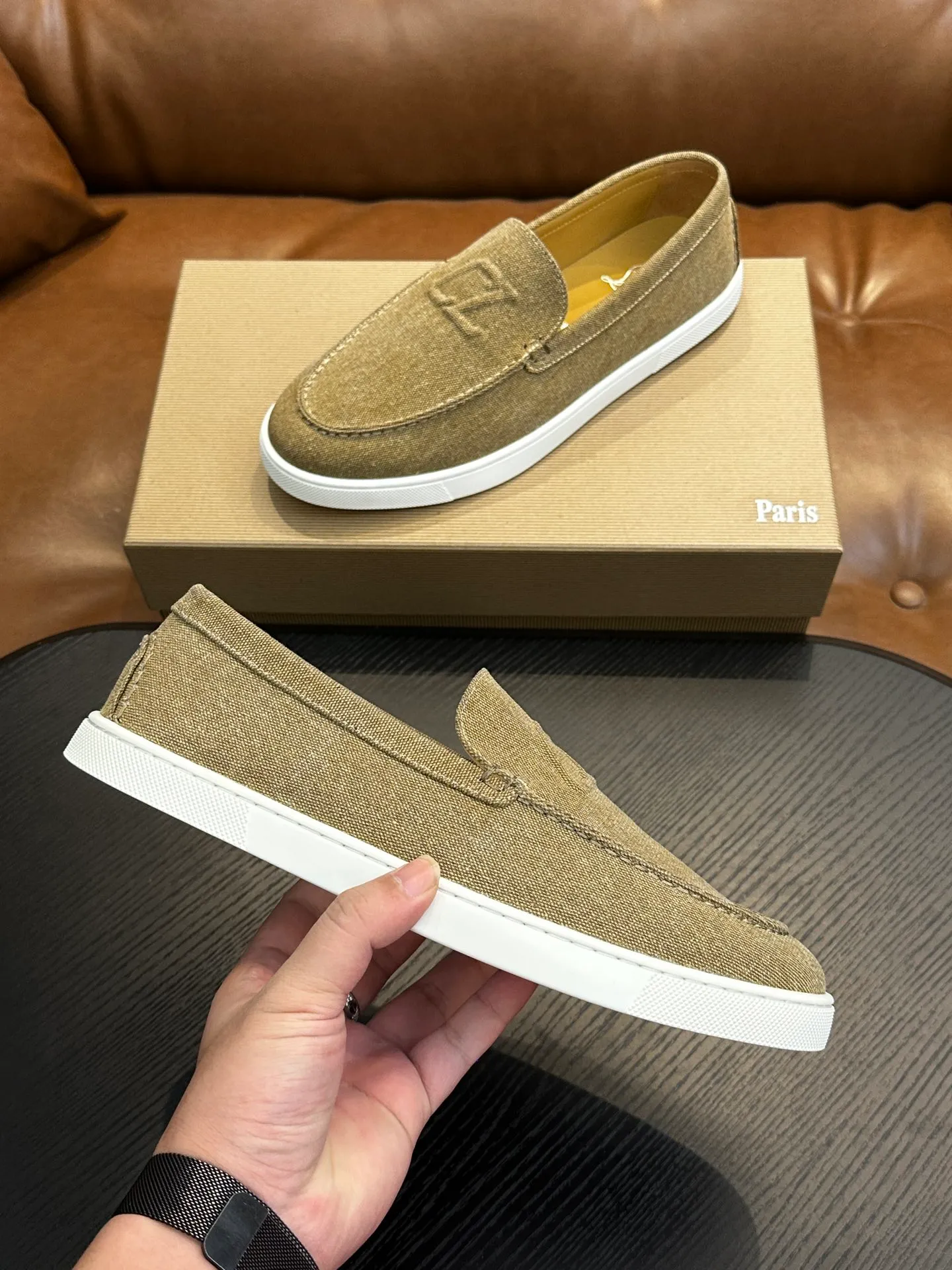 P760💰Christian Louboutin (red-soled shoes) Italian men’s casual sneakers are shipped! Each pair of shoes from this Italian handmade shoe brand has a simple and classic design, which is very comfortable and versatile! The upper fabric of this shoe is made of imported cowhide, with high-end and comfortable cowhide lining! The outsole is made of original rubber bottom sheets and is lined with cowhide! Brand-specific molded footbed, exclusive private mold control! Original box packaging, with shoe storage bag! 39 40 41 42 43 44 (38 45 46 customized)
